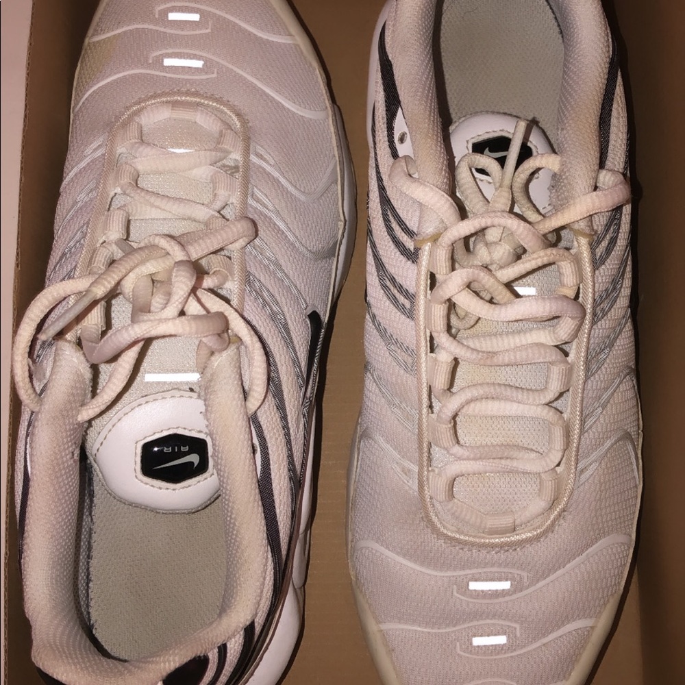 Black and white boy size 7 air max plus